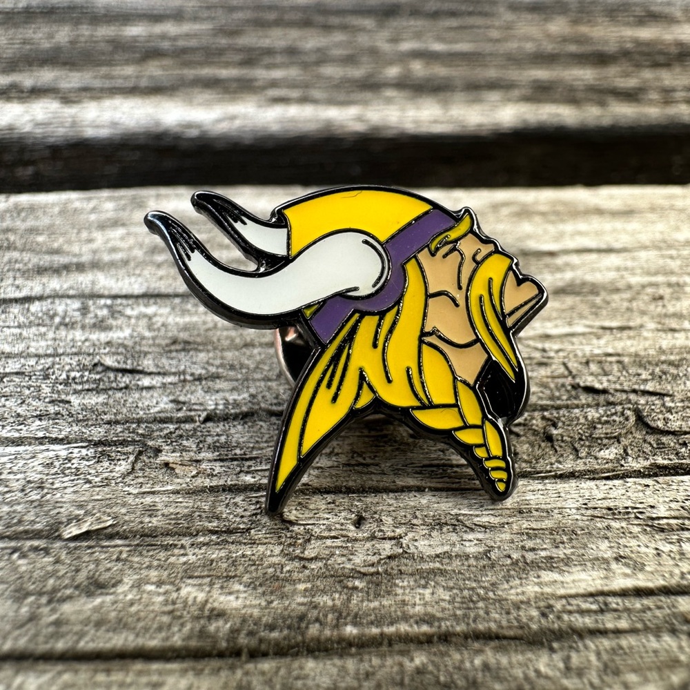 MIN Vikings Classic Enamel Lapel Hat Pin Brooch - Picture 5 of 5